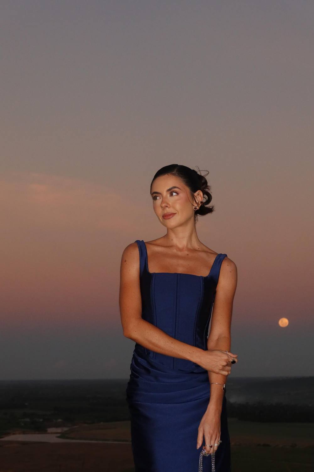 Vestido longo azul-marinho de frente fechada e caimento reto, foto 2