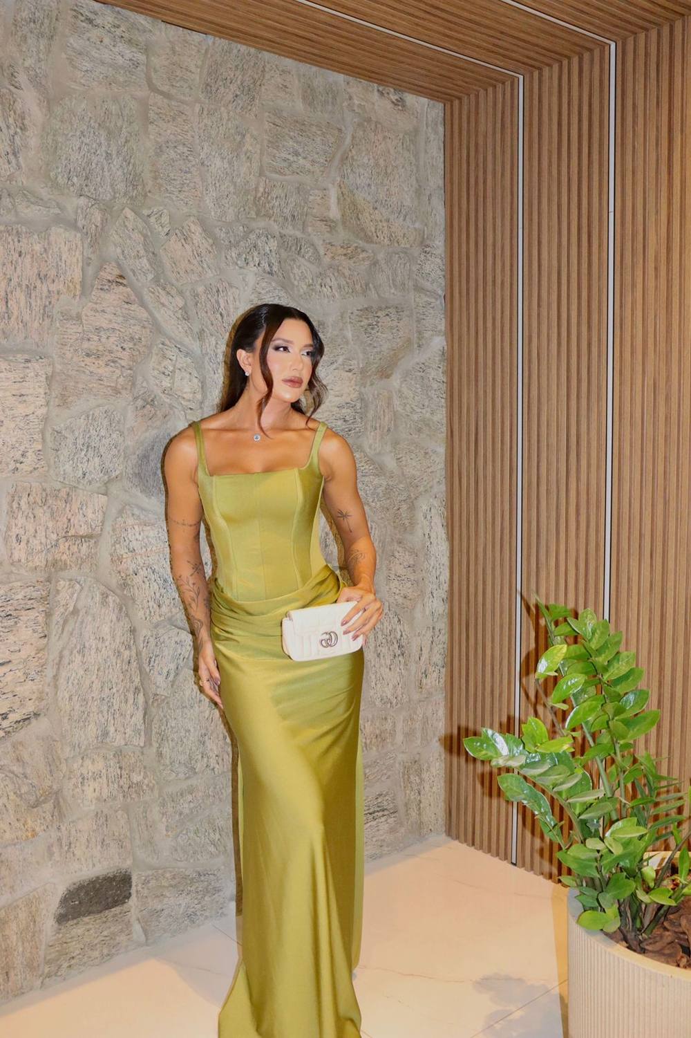 Vestido longo mostarda de cetim, alças finas e caimento reto de coluna, foto 2