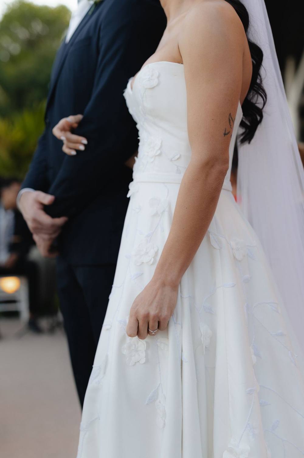 Vestido de noiva branco de frente fechada, detalhe do decote e véu, foto 2