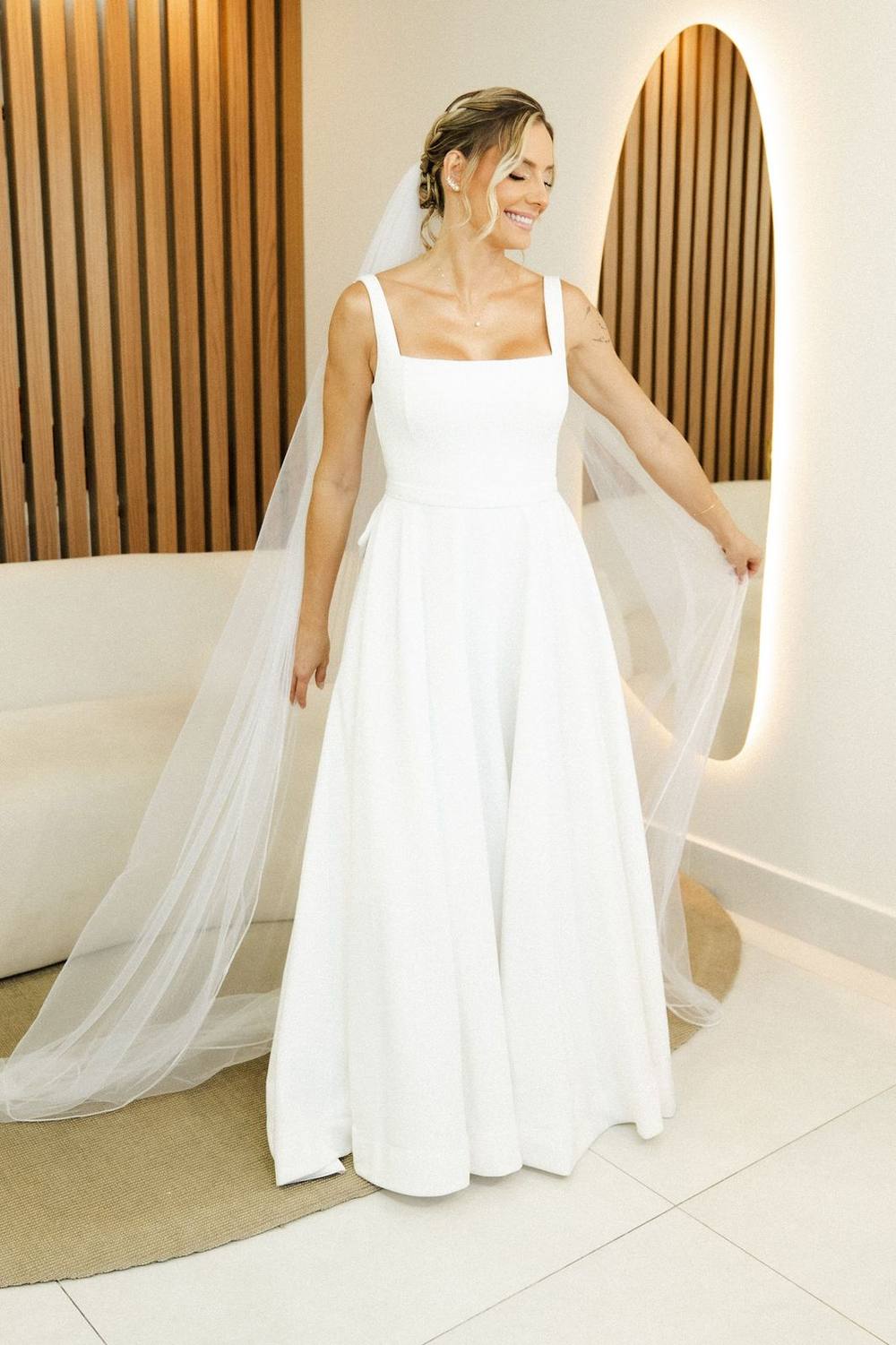 Vestido de noiva branco de decote quadrado e saia evasê, foto 2