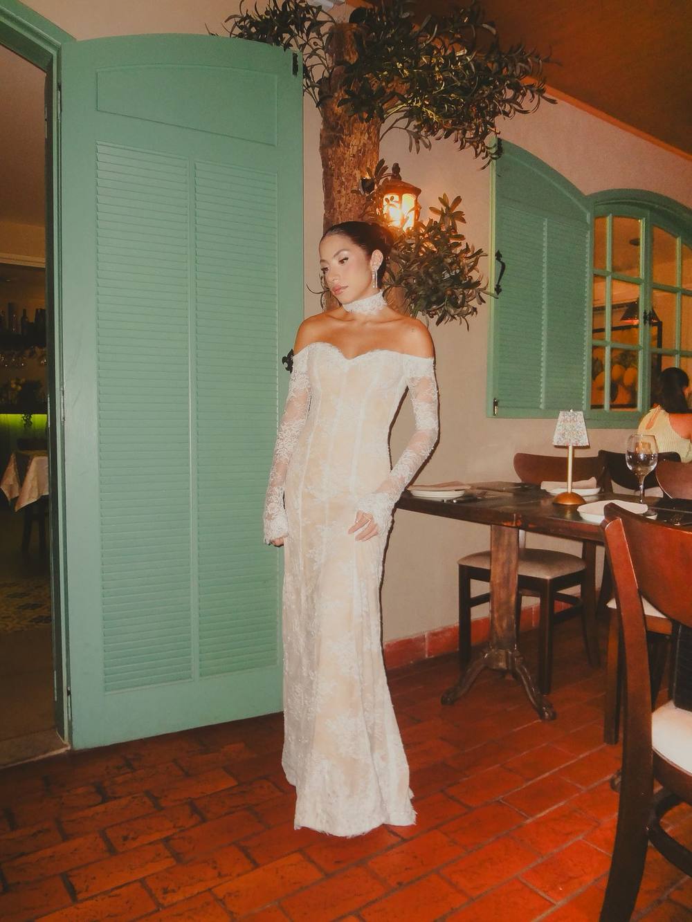 Vestido longo bege de um ombro, renda e caimento reto, foto 2
