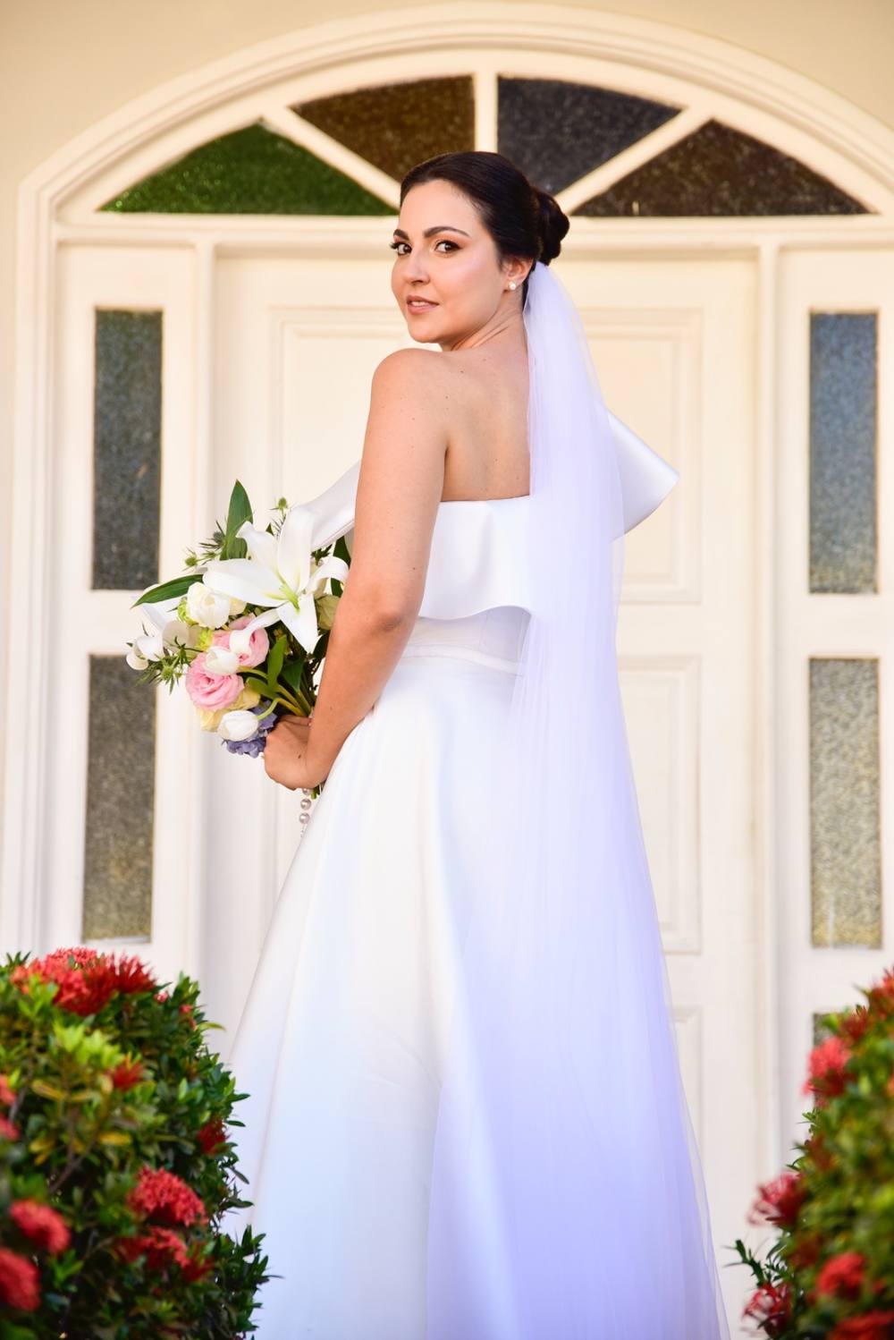 Vestido de noiva branco com costas em V, laço estruturado e véu, foto 2