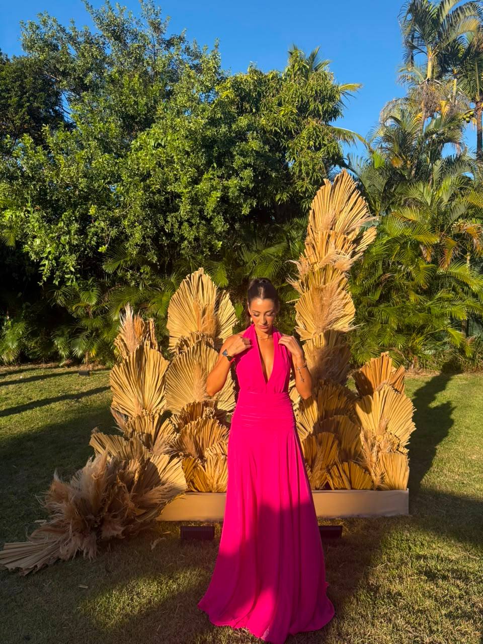 Vestido longo fúcsia com costas nuas e caimento fluido, foto 2