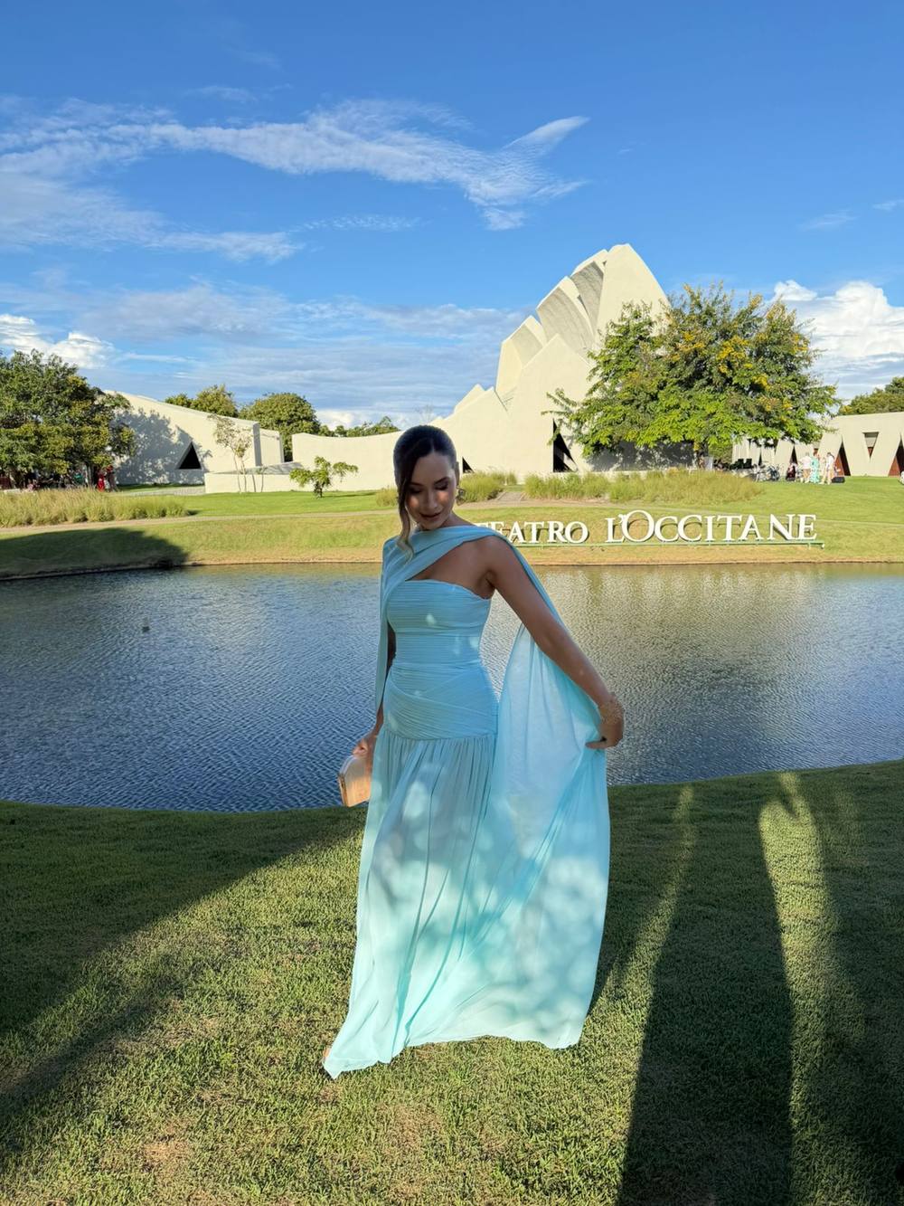Vestido longo azul-claro de um ombro e caimento fluido, foto 2