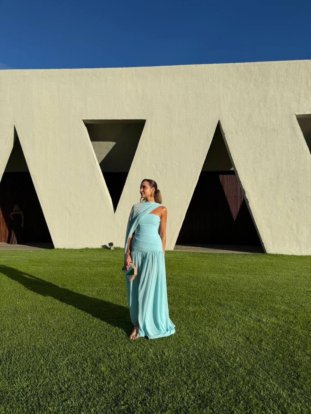 Vestido longo azul-tiffany de um ombro, capa fluida e fenda discreta