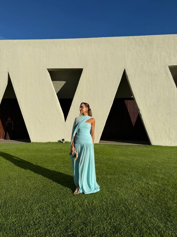 Vestido longo azul-tiffany de um ombro, capa fluida e fenda discreta