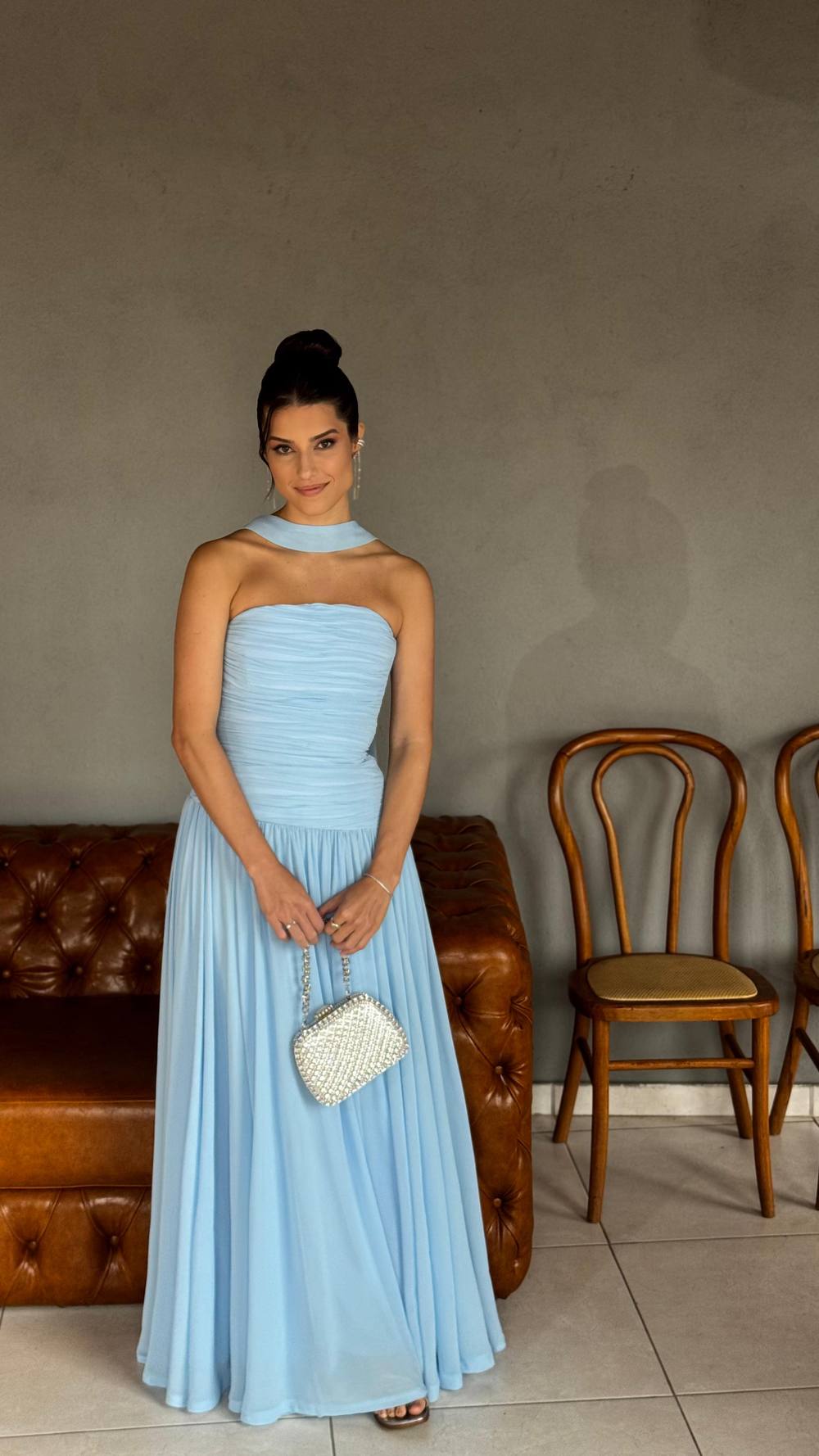 Vestido longo azul-claro tomara que caia, corpete drapeado e saia evasê