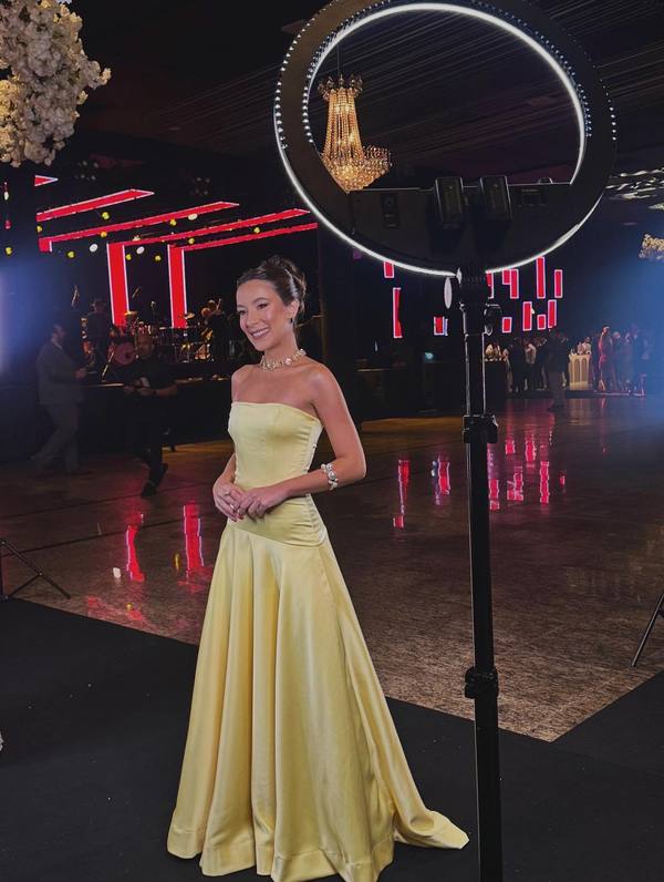 Vestido longo amarelo-claro tomara que caia, saia evasê de caimento leve