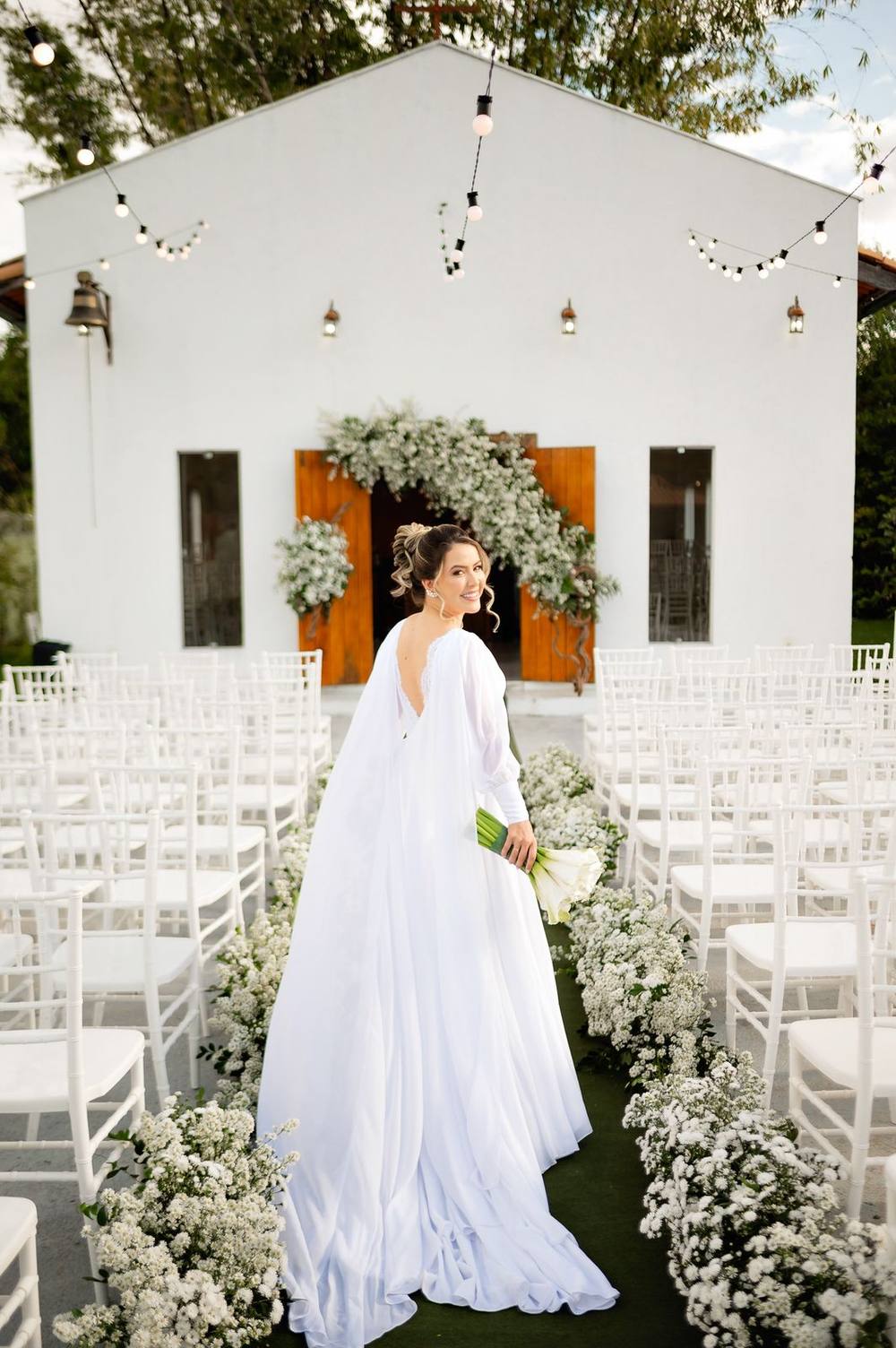 Vestido de noiva branco com capa de um ombro e cauda, foto 3