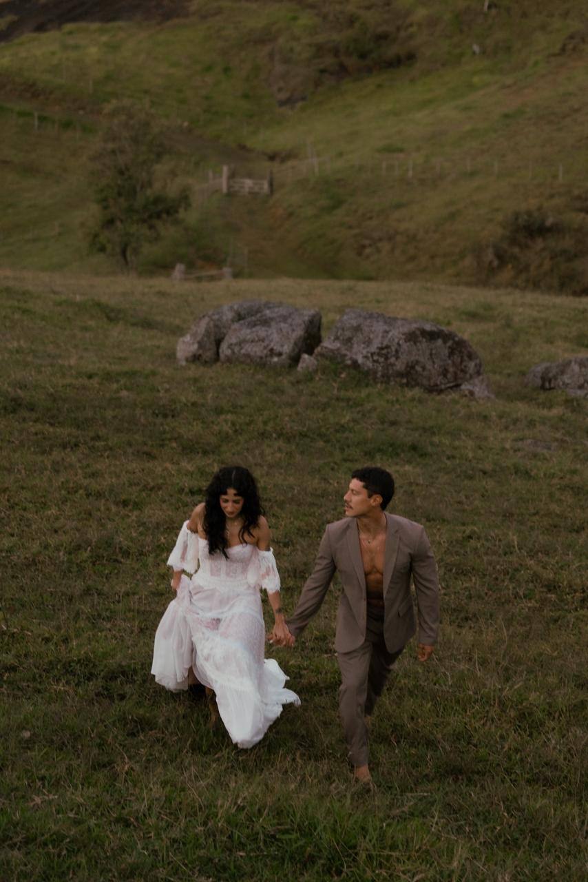 Vestido de noiva branco evasê, alça fina e cauda ao ar livre, foto 3