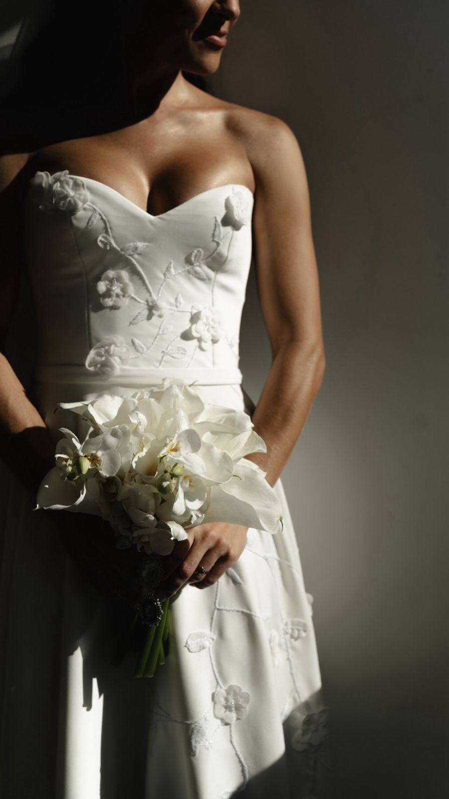 Vestido de noiva branco tomara que caia, com flores aplicadas no corpete, foto 3