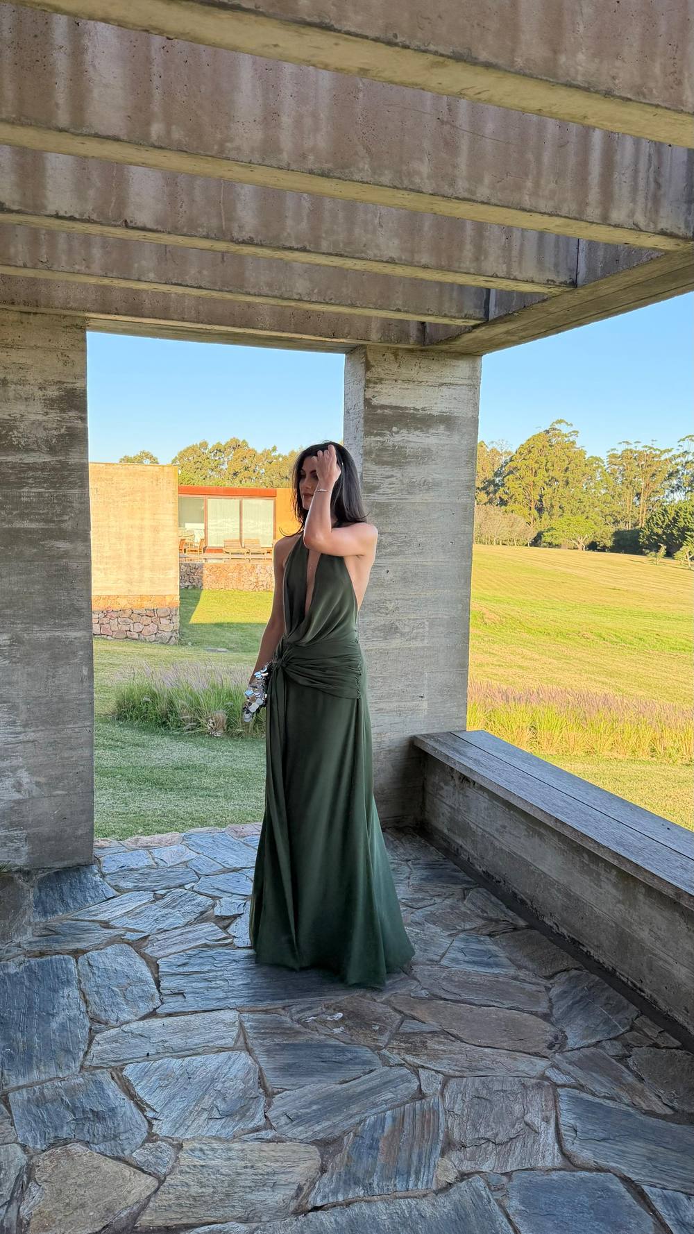 Vestido longo verde-escuro em decote V e caimento fluido, foto 3