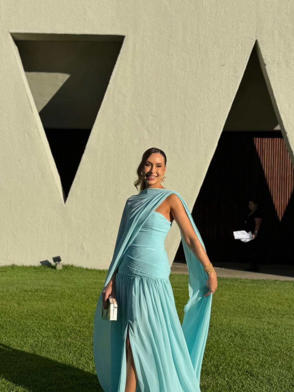 Vestido longo azul-tiffany de um ombro, capa fluida e fenda discreta, foto 3