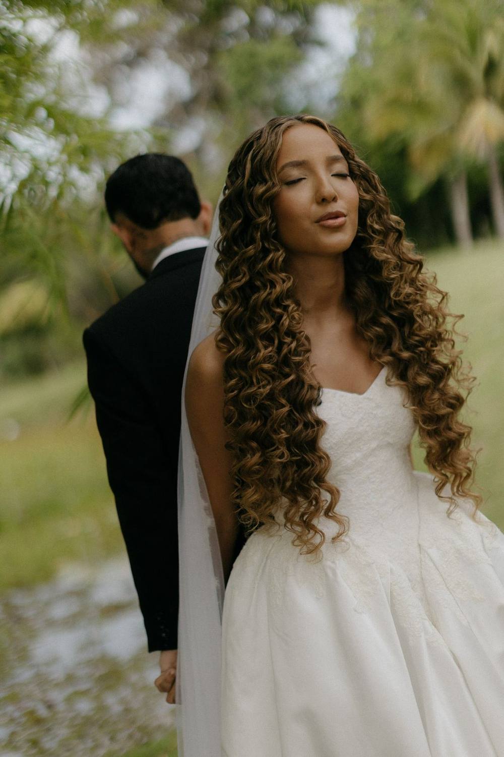 Vestido de noiva branco evasê com véu e buquê, na igreja, foto 3