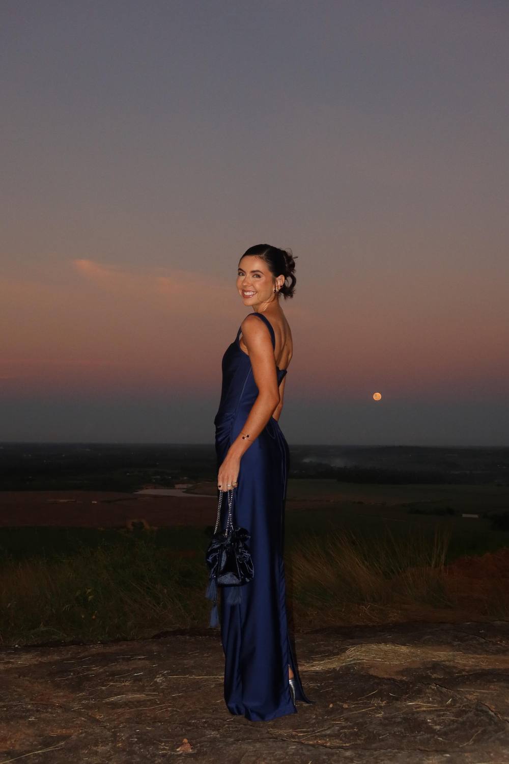 Vestido longo azul-marinho de frente fechada e caimento reto, foto 3