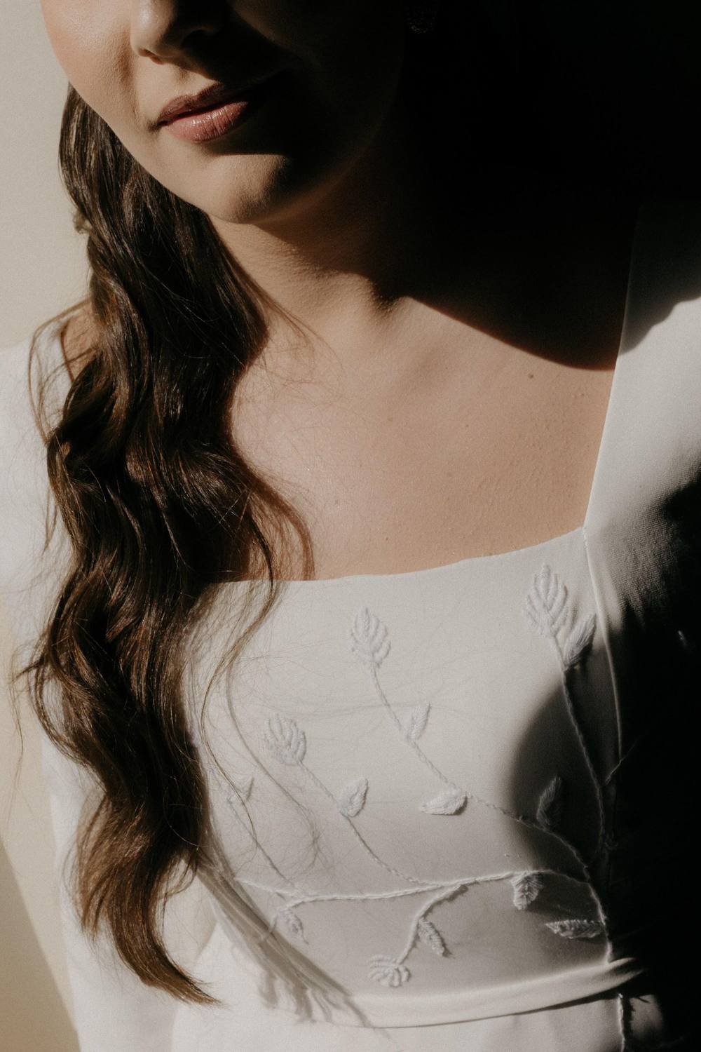Vestido de noiva branco de frente fechada, detalhe do decote e véu, foto 3
