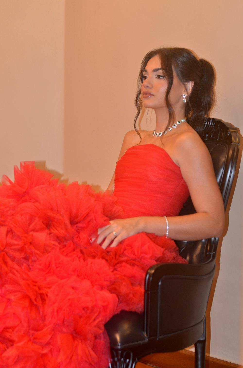 Vestido longo vermelho com saia de babados volumosa e tomara que caia, foto 3