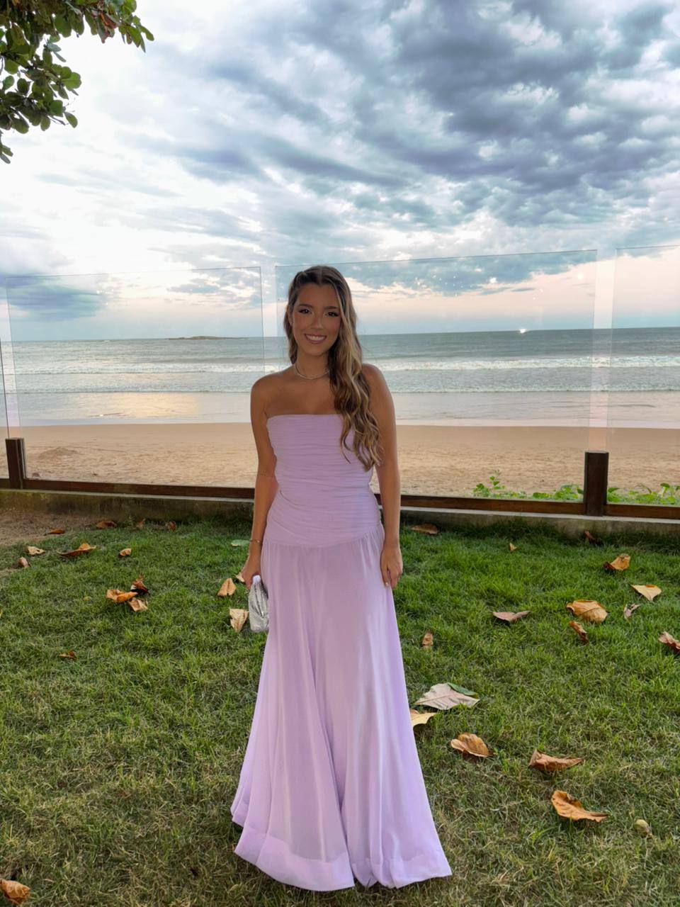 Vestido longo lilás tomara que caia e saia fluida