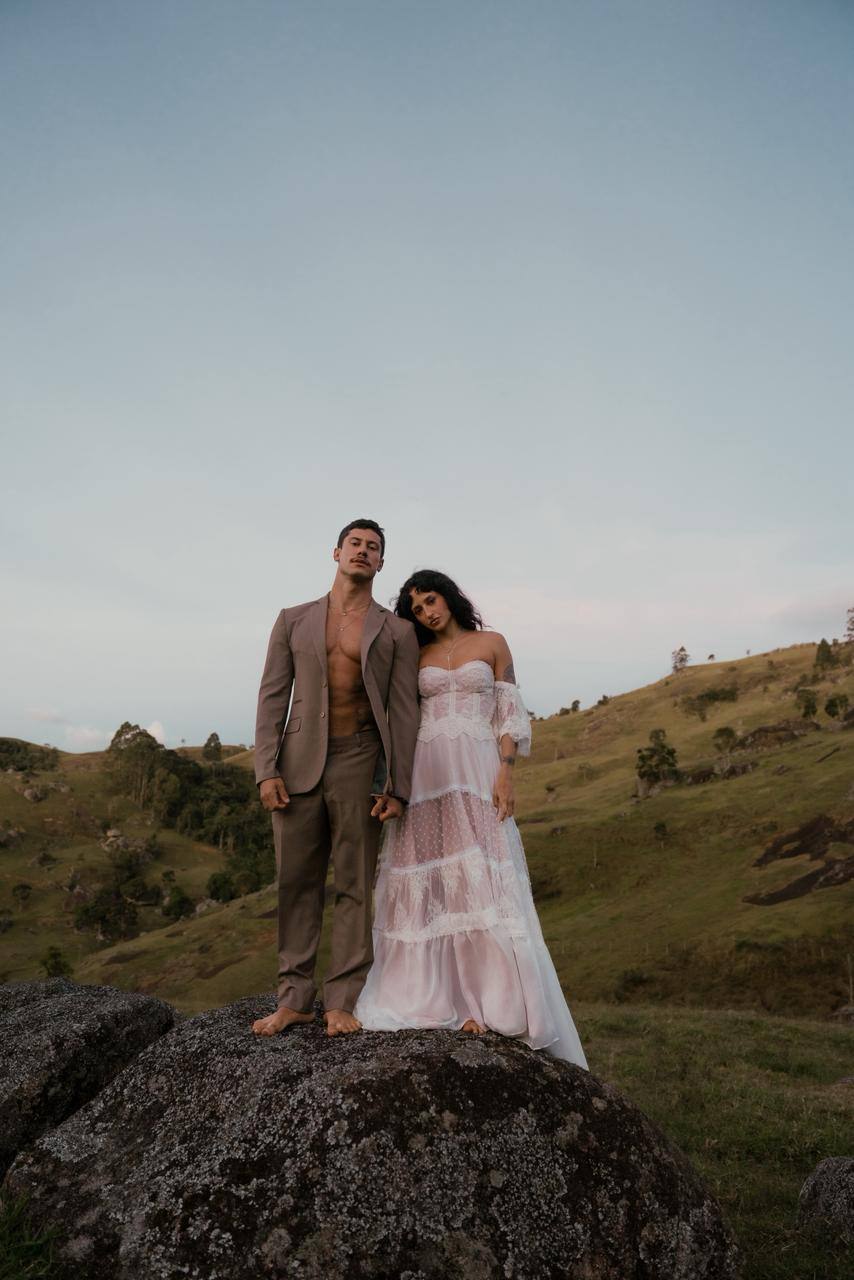 Vestido de noiva branco evasê, alça fina e cauda ao ar livre, foto 4
