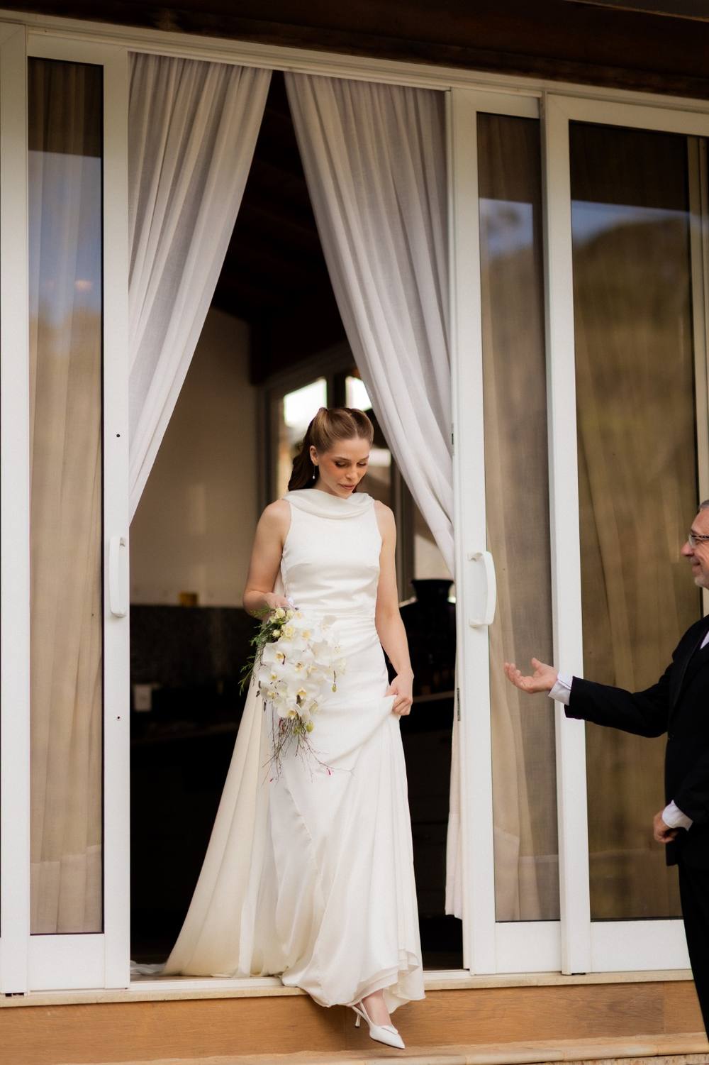 Vestido de noiva branco com capa de um ombro e cauda, foto 4