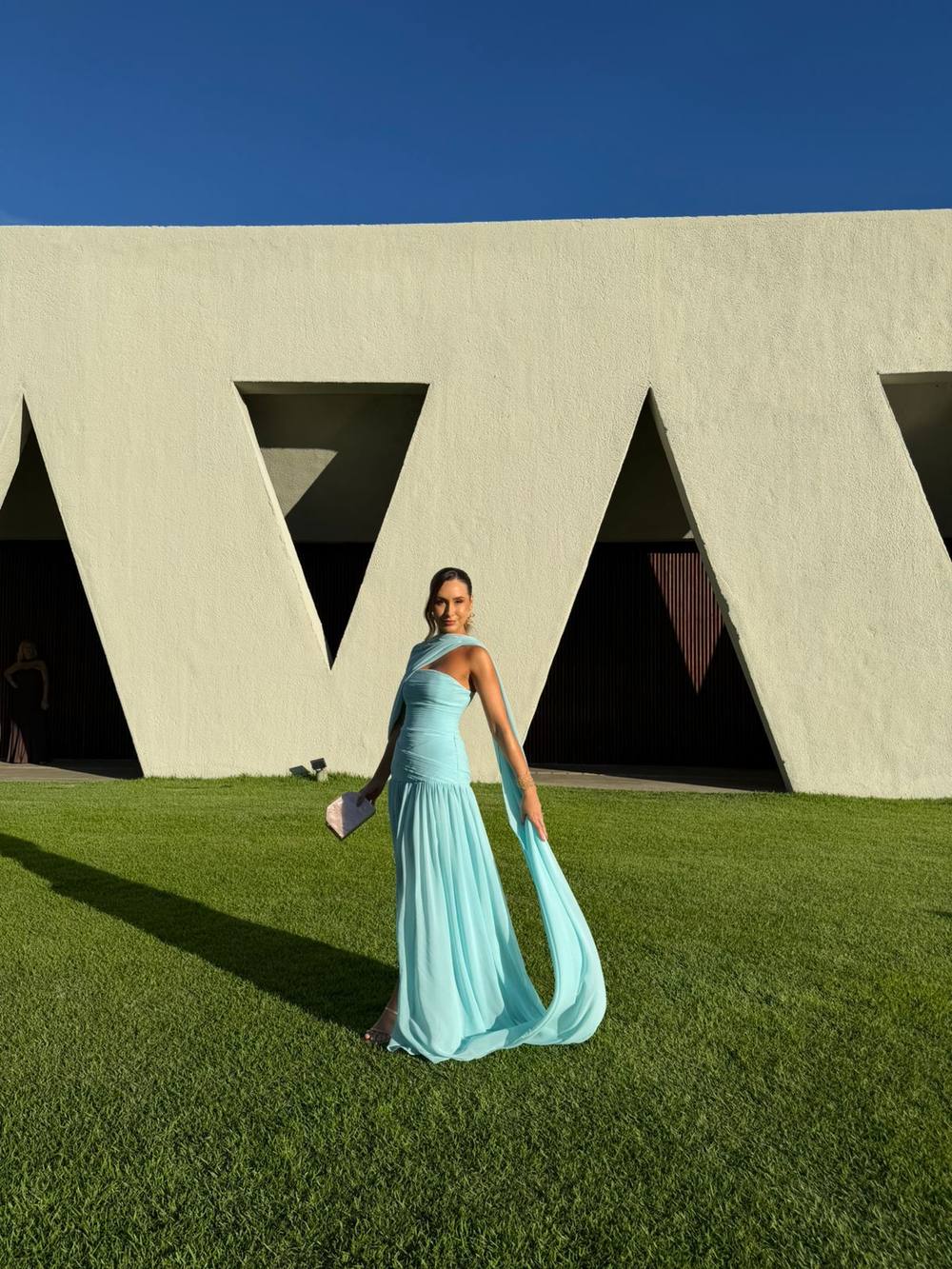 Vestido longo azul-tiffany de um ombro, capa fluida e fenda discreta, foto 4