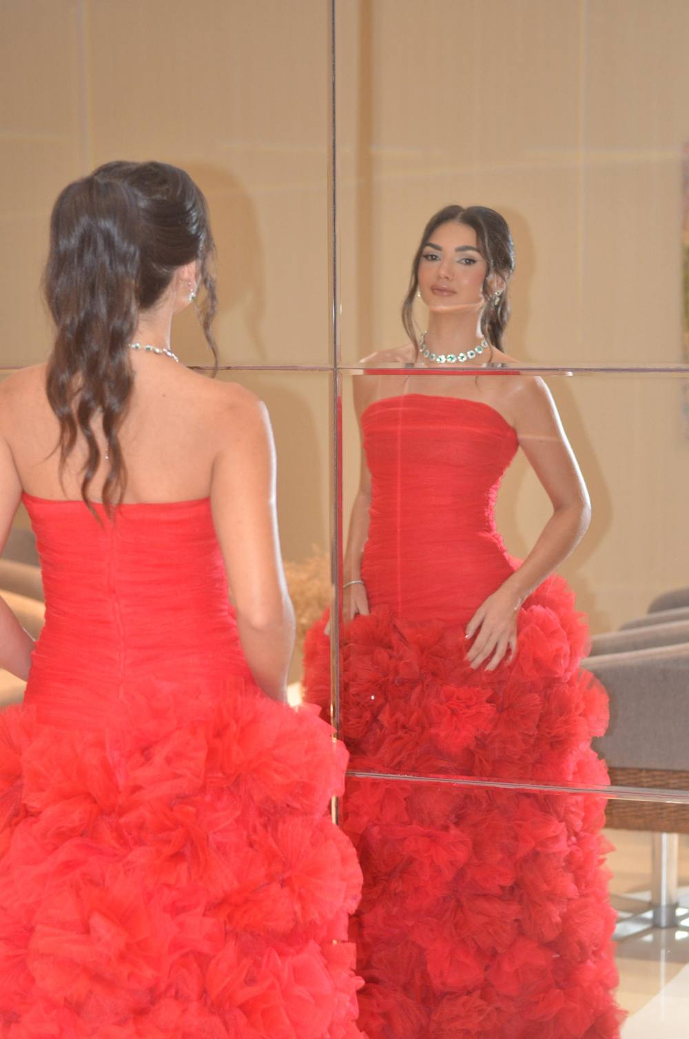 Vestido longo vermelho com saia de babados volumosa e tomara que caia, foto 4