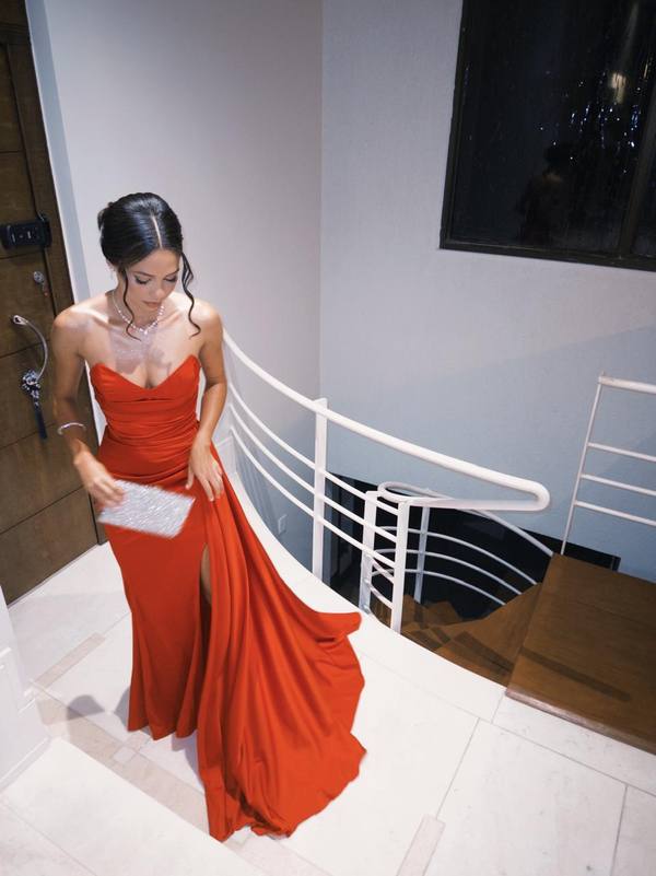 Vestido longo vermelho sereia, tomara que caia e fenda lateral