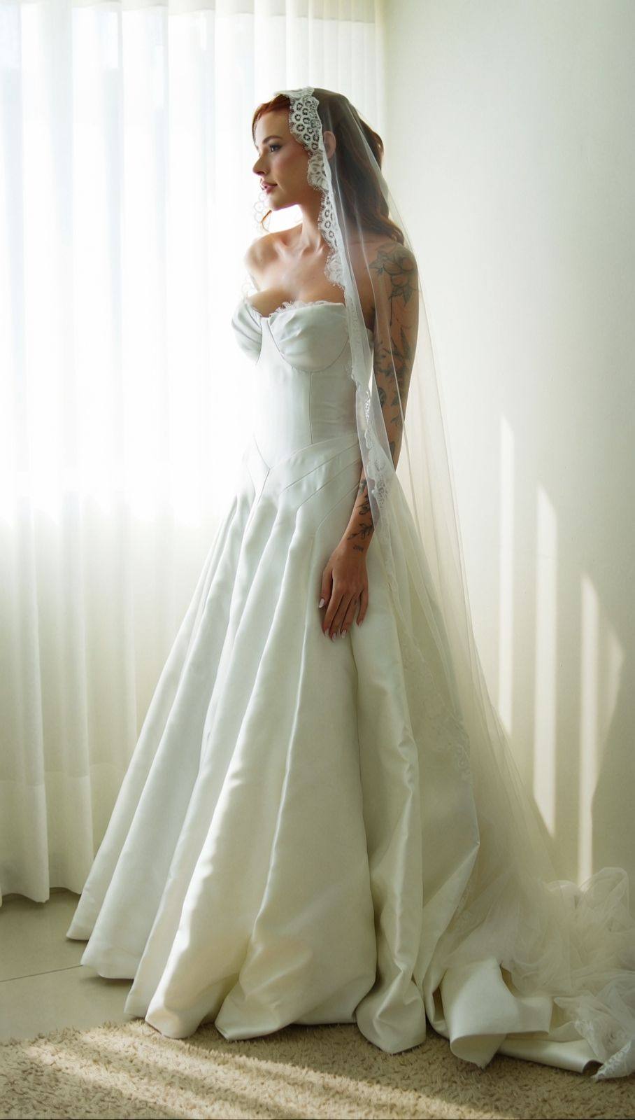 Vestido de noiva branco clássico, evasê, com véu longo