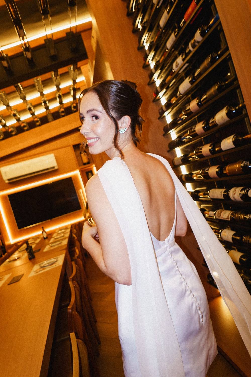 Vestido de noiva branco com capa de um ombro e cauda, foto 5