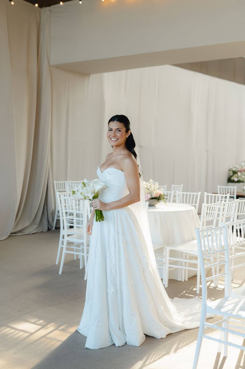 Vestido de noiva branco tomara que caia, corpete estruturado e véu, foto 5