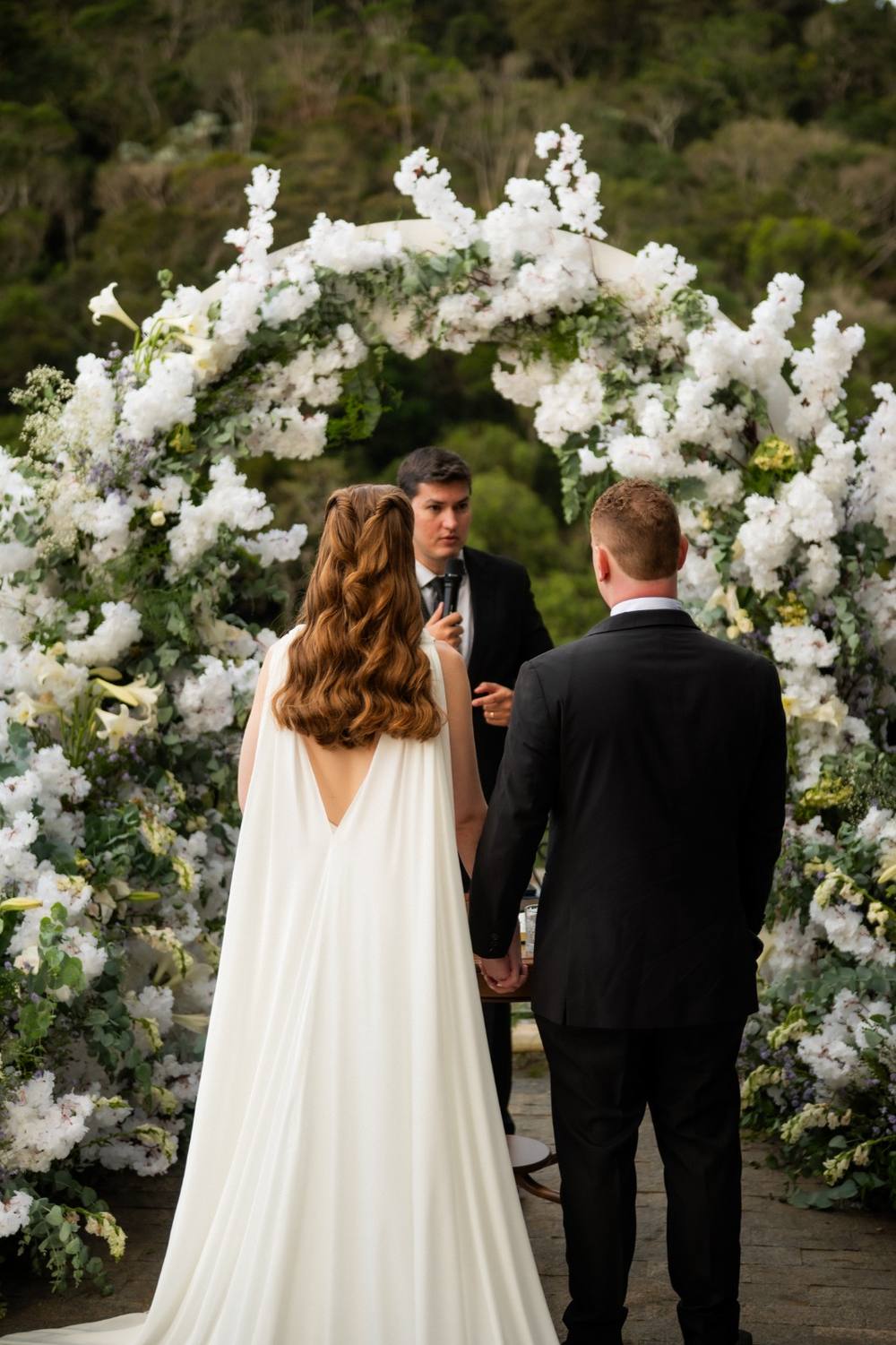 Vestido de noiva branco com capa de um ombro e cauda, foto 6
