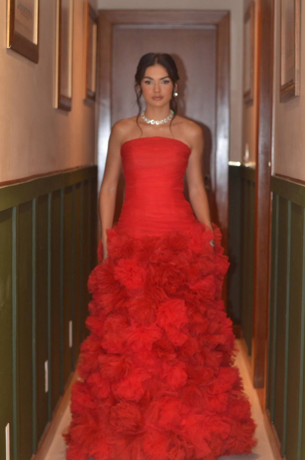 Vestido longo vermelho com saia de babados volumosa e tomara que caia, foto 7