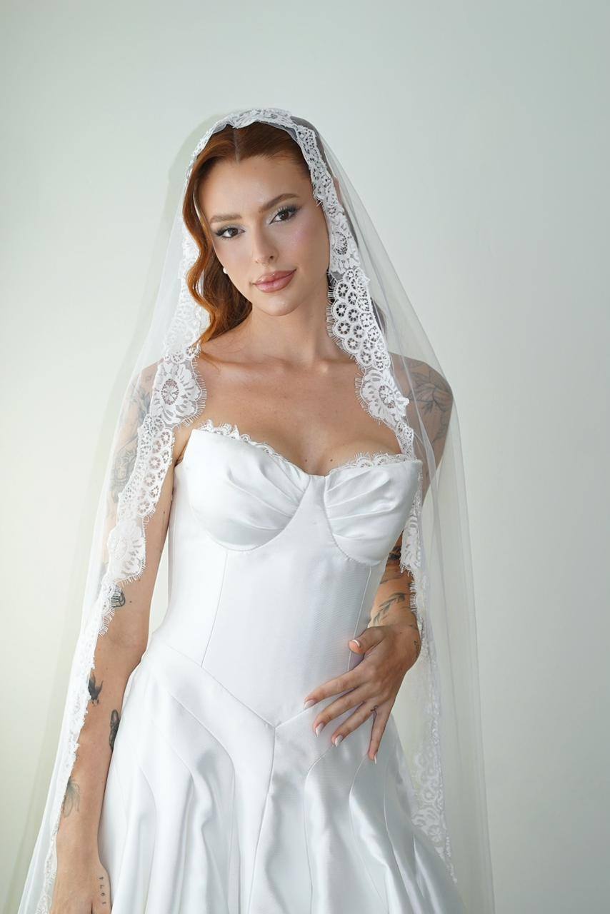 Vestido de noiva branco tomara que caia, corpete estruturado e véu, foto 7