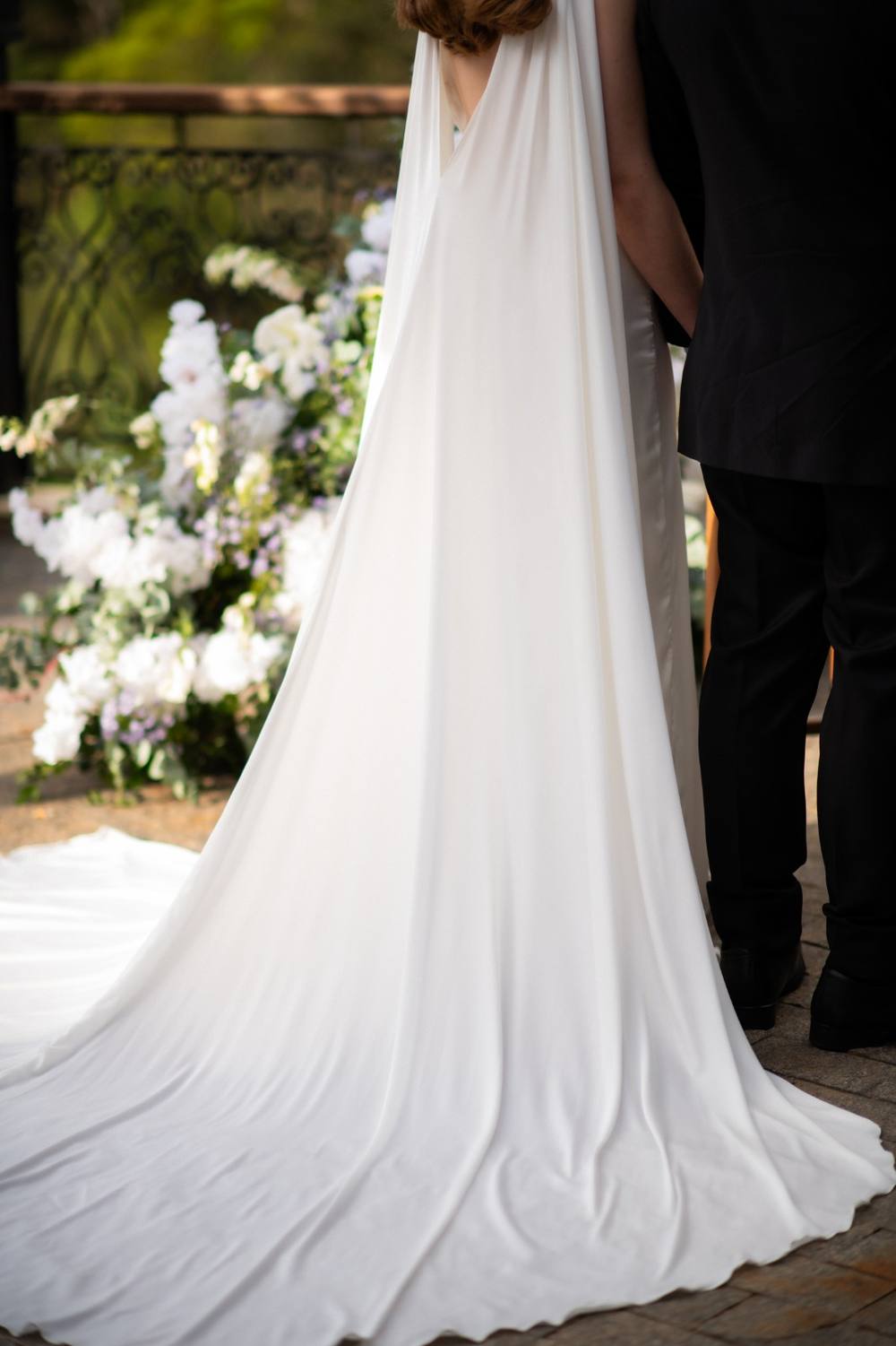 Vestido de noiva branco com capa de um ombro e cauda, foto 8