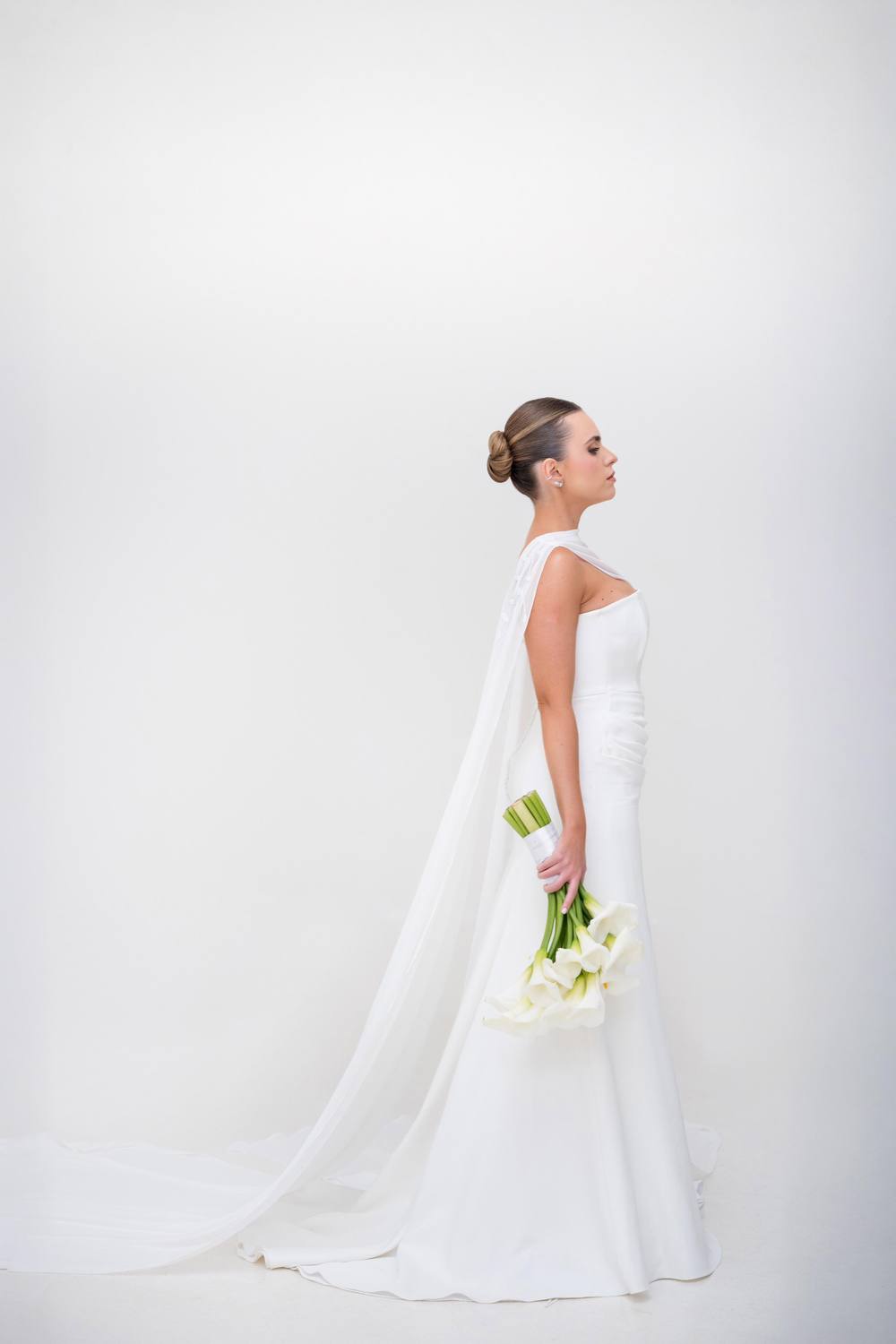 Vestido de noiva branco com capa de um ombro e cauda, foto 11