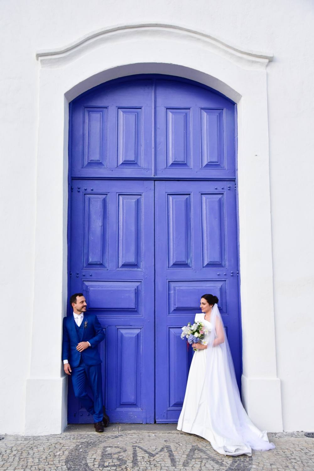 Vestido de noiva branco com capa de um ombro e cauda, foto 12